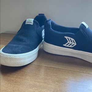 Cariuma Black Slip-on Sneakers